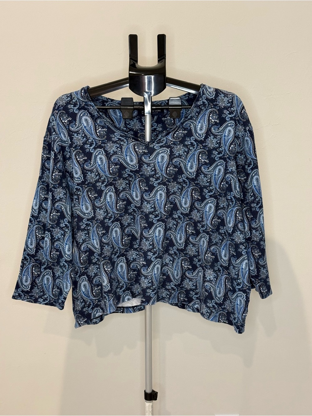Jones New York Navy and Light Blue Paisley Long Sleeve V-Neck Top